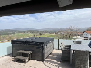 Sonnenterasse mit Ausblick auf Bayerwaldbwerge Ferienhaus Woidzauber